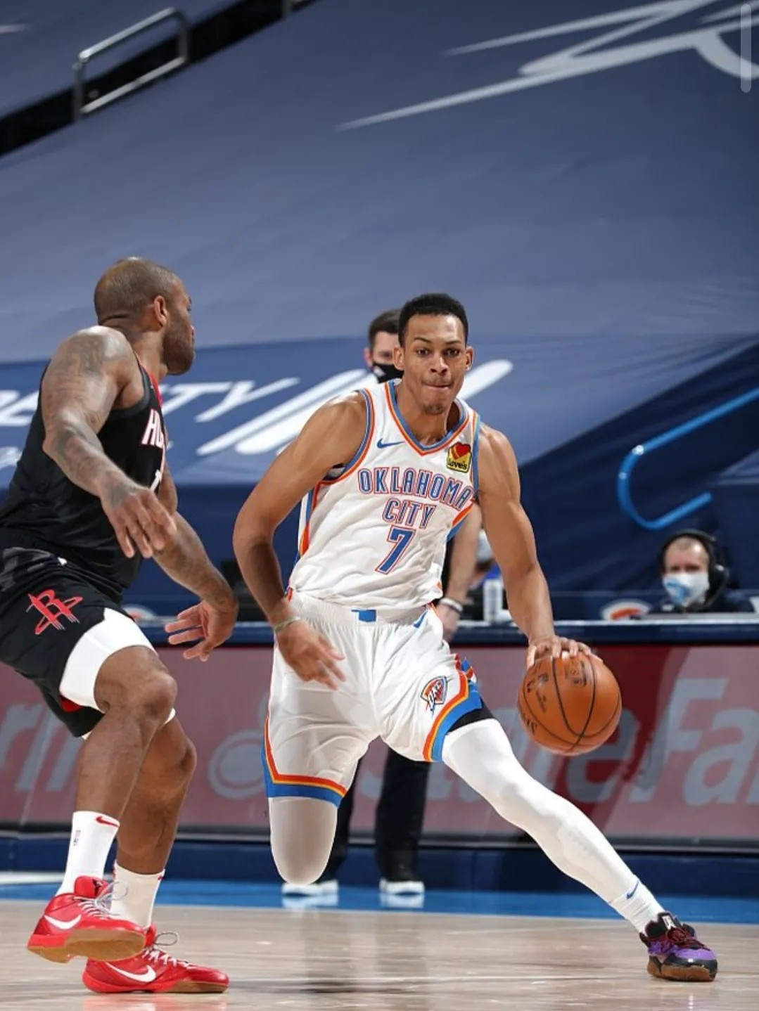 巴西男篮绝地反击塞尔维亚男篮,贝弗利送出助攻 巴西男篮绝地反击塞尔维亚男篮,贝弗利送出助攻