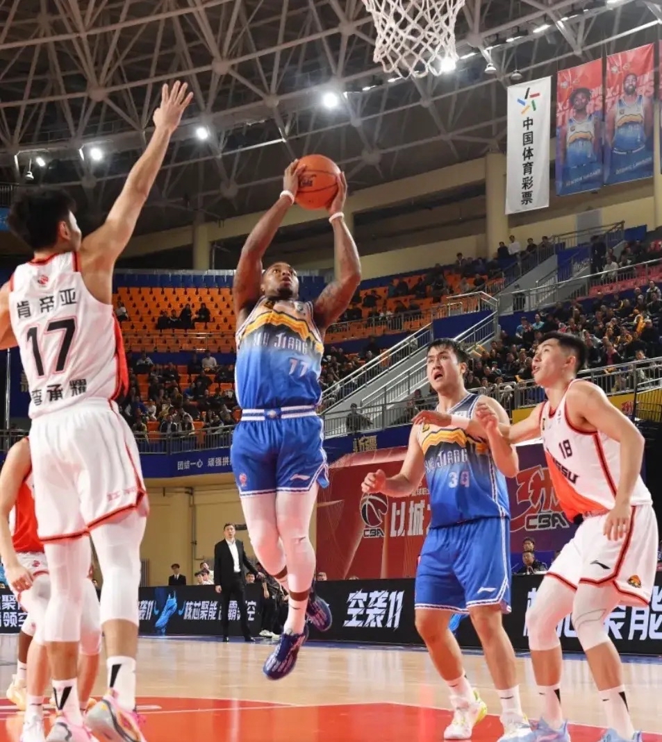 意大利男篮鏖战波兰男篮,拉文三分雨点燃全场 意大利男篮鏖战波兰男篮,拉文三分雨点燃全场