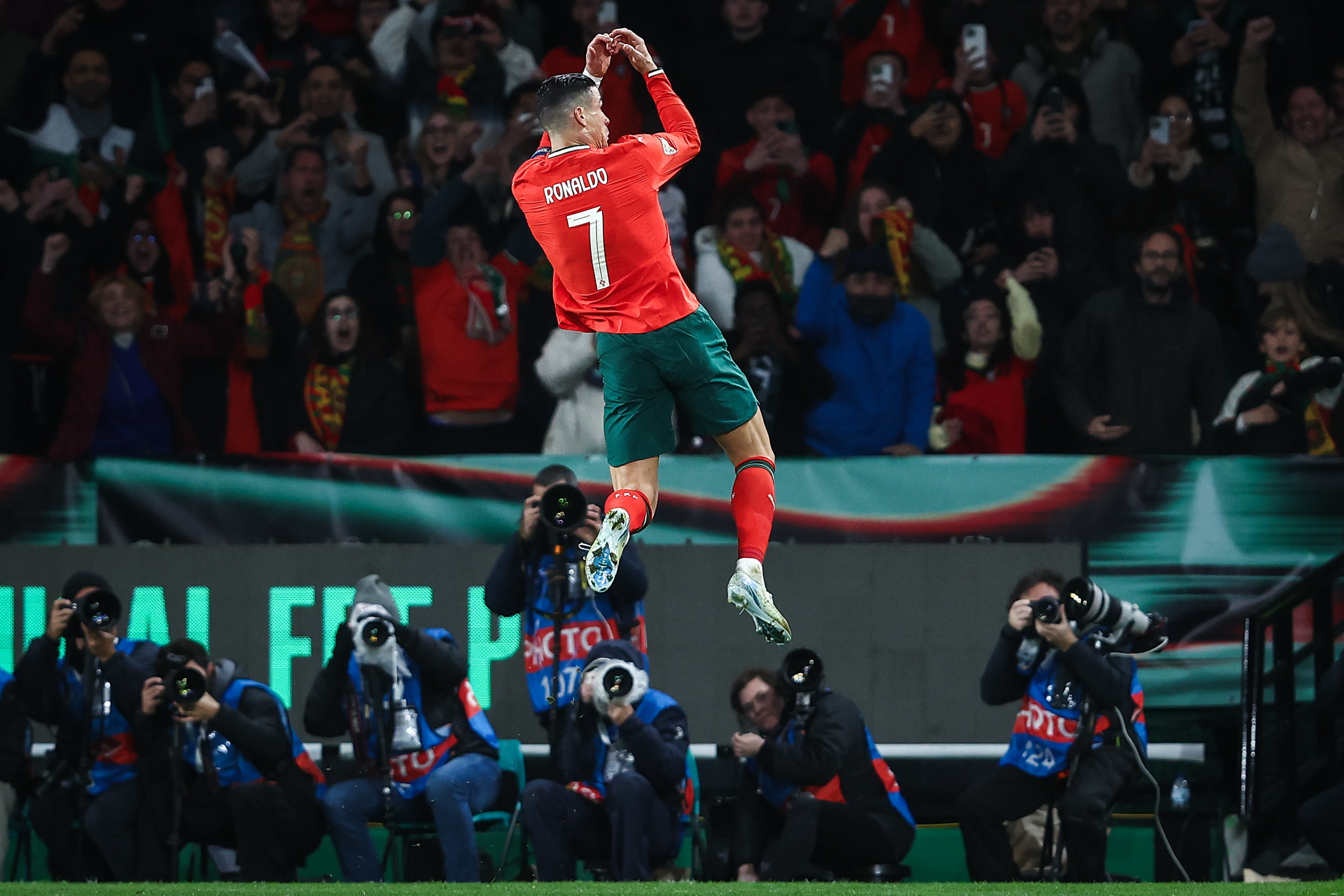 足球狂欢,欧洲预赛成热点话题的简单介绍 足球狂欢,欧洲预赛成热点话题的简单介绍