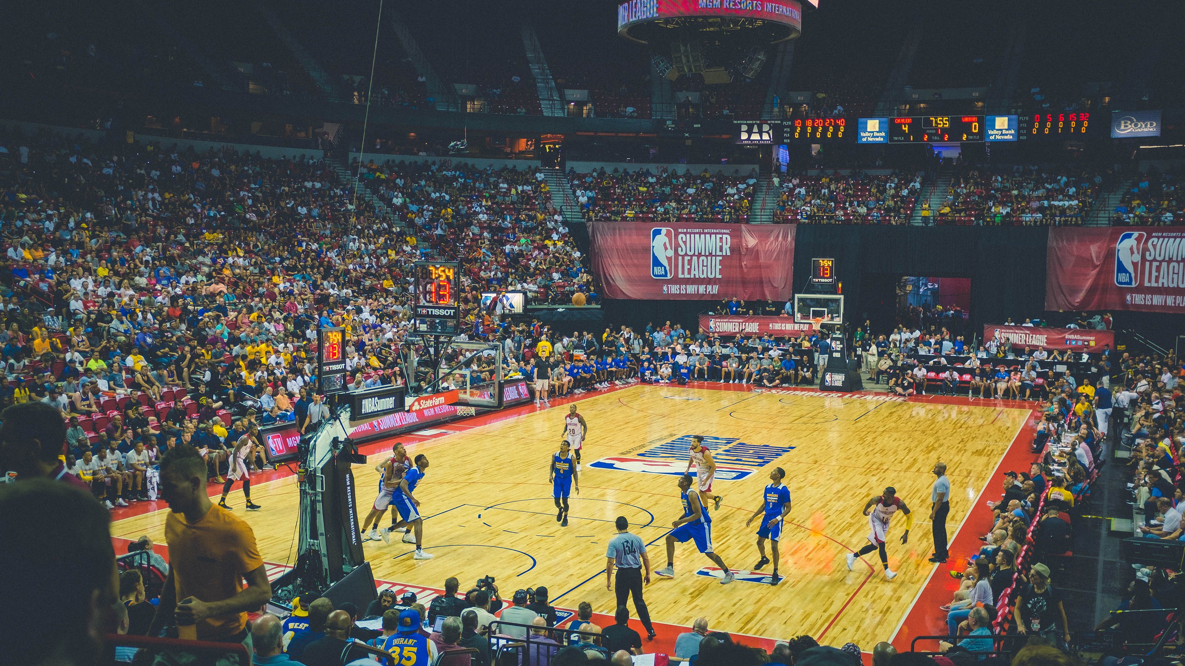 绿茵场外的世界杯，欧冠淘汰赛夜，秘鲁球迷速胜伊朗的另类焦点战