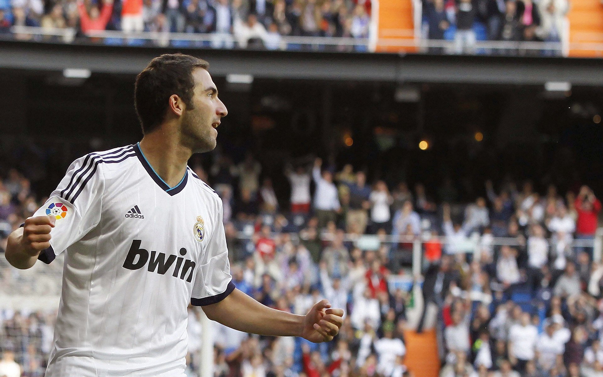 当德国战车碾过拜仁，梅西在欧冠之夜接管比赛—足球世界的平行史诗